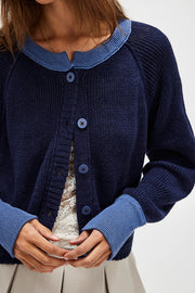 Stylish Contrasting Crew Neck Buttoned Knitted Cardigan